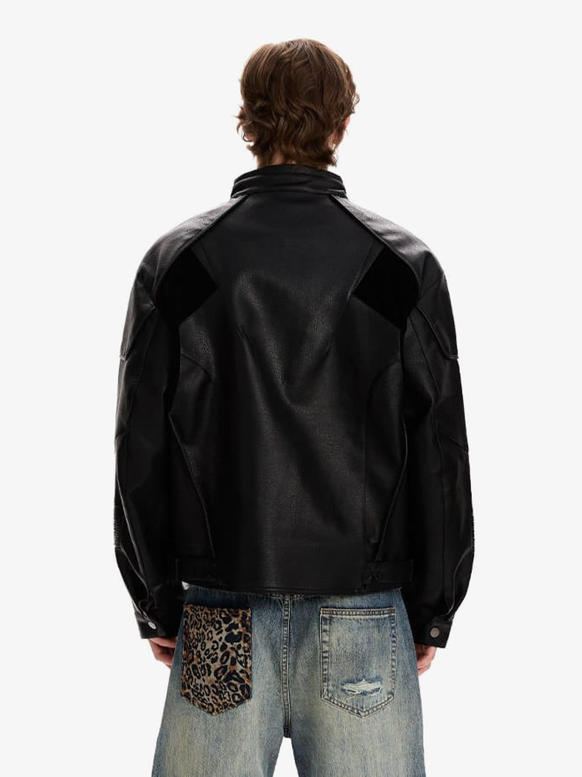Giacca biker nera in ecopelle con tasche con zip – indossata, vista posteriore | XoKool