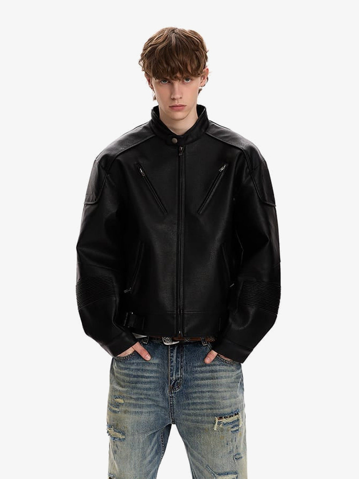 Chaqueta moto negra de cuero sintético con bolsillos con cremallera – en modelo, frente | XoKool