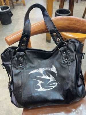 Schwarze Tote Bag – Tasche in Nahaufnahme auf einem Stuhl | XoKool
