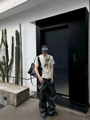 Schwarze Tote Bag – am Model, über der Schulter getragen | XoKool