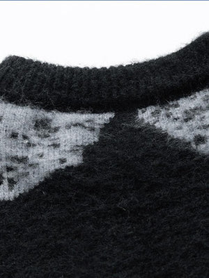 Suéter negro peludo con patrón jacquard – primer plano del cuello y el patrón | XoKool