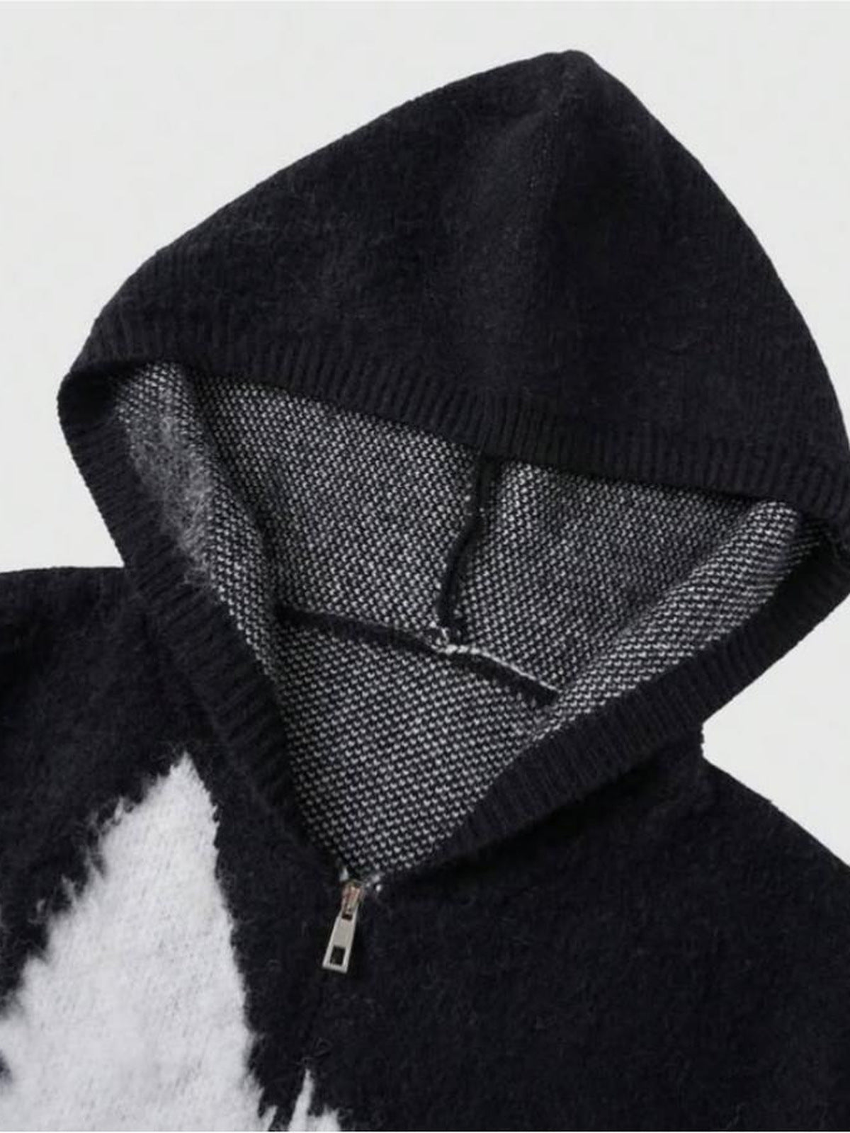 Schwarzer Fuzzy Knit Zip Hoodie mit Abstract-Print – Kapuze und Reißverschluss Nahaufnahme | XoKool