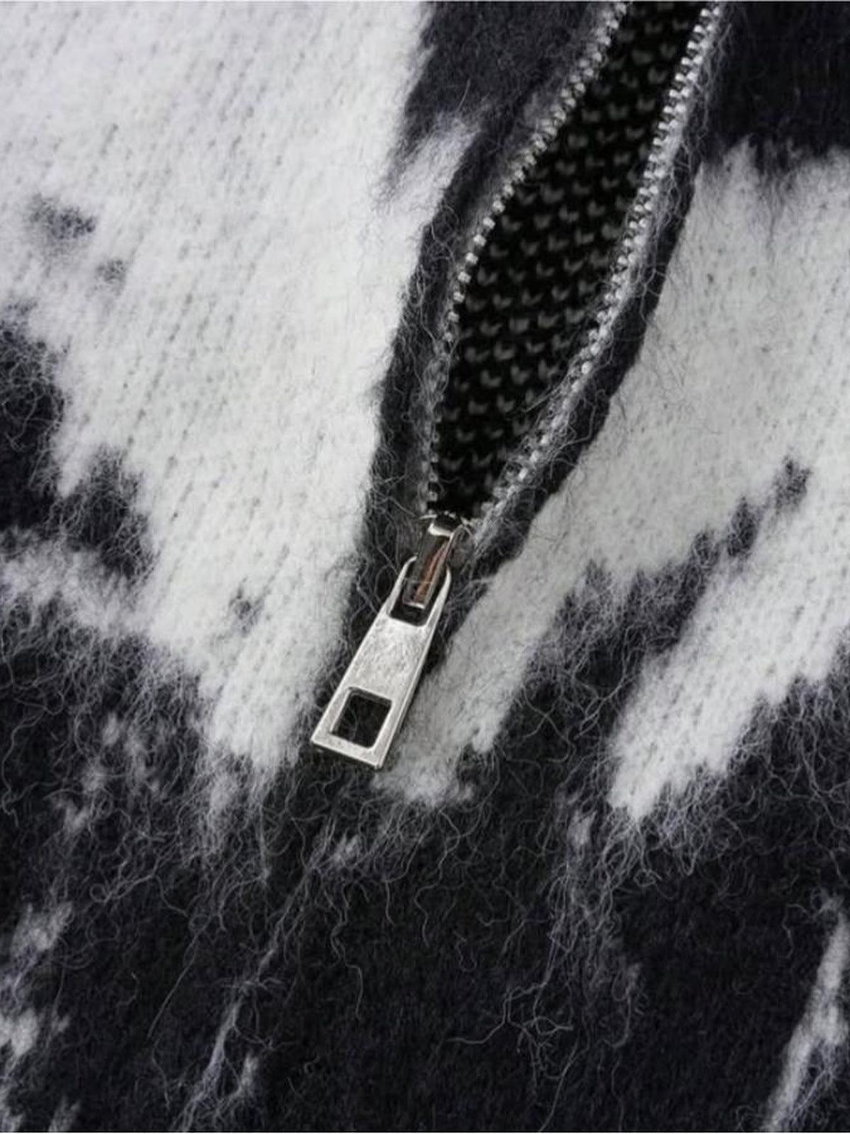 Schwarzer Fuzzy Knit Zip Hoodie mit Abstract-Print – Reißverschluss und Fuzzy-Strick Nahaufnahme | XoKool
