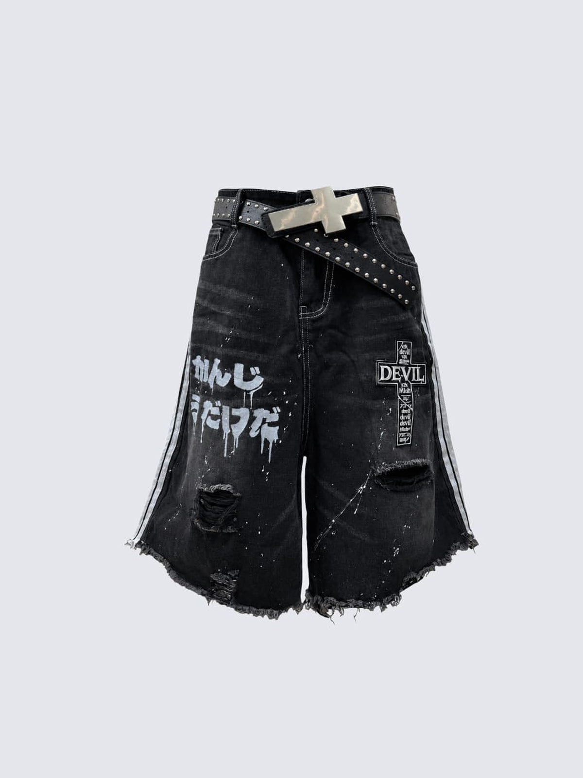 Jorts góticos negros con estampado y cinturón – negro, frente en plano con cinturón de cruz | XoKool