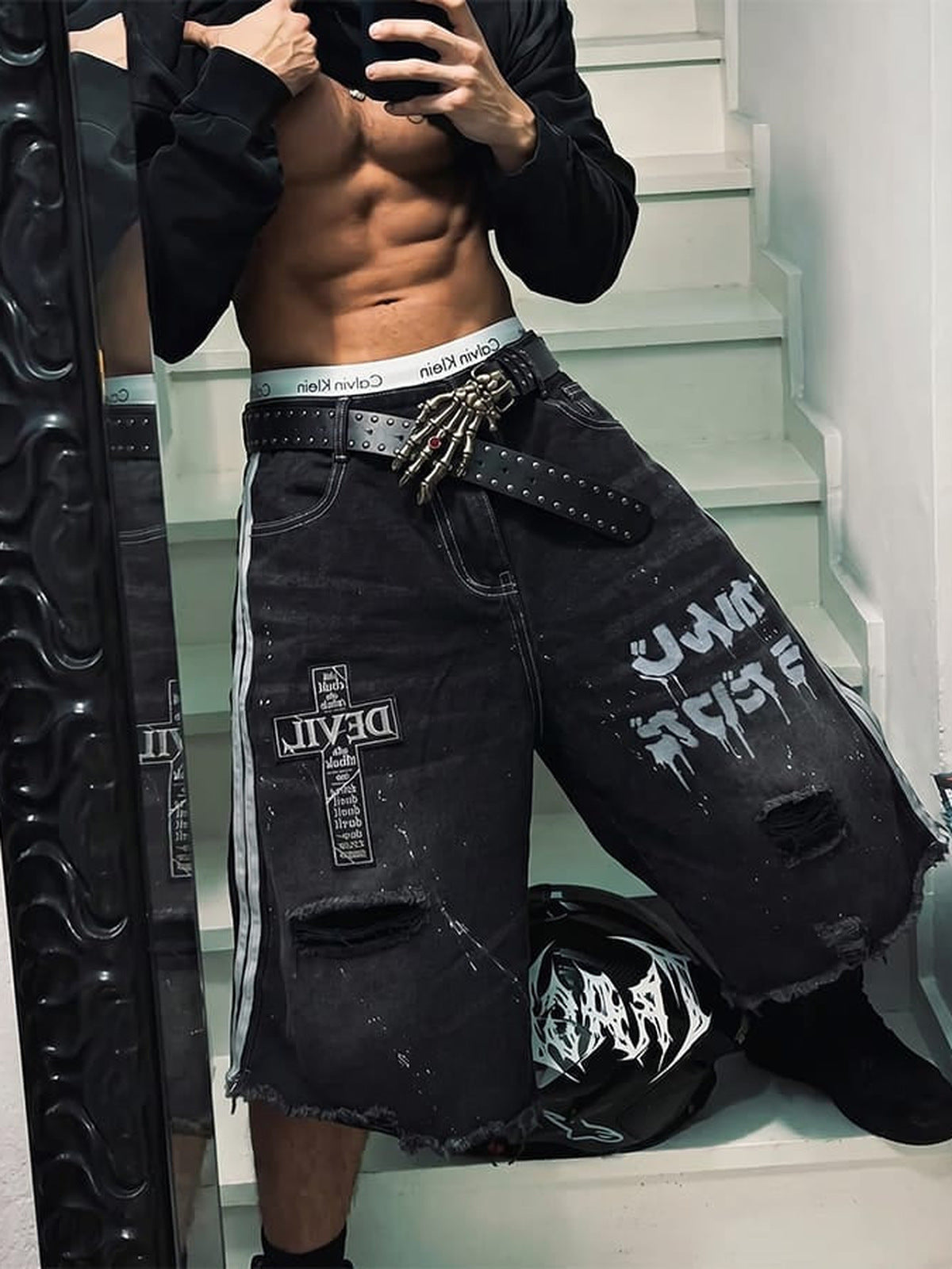 Schwarze Gothic Graphic Jorts mit Gürtel – Spiegelselfie am Model | XoKool