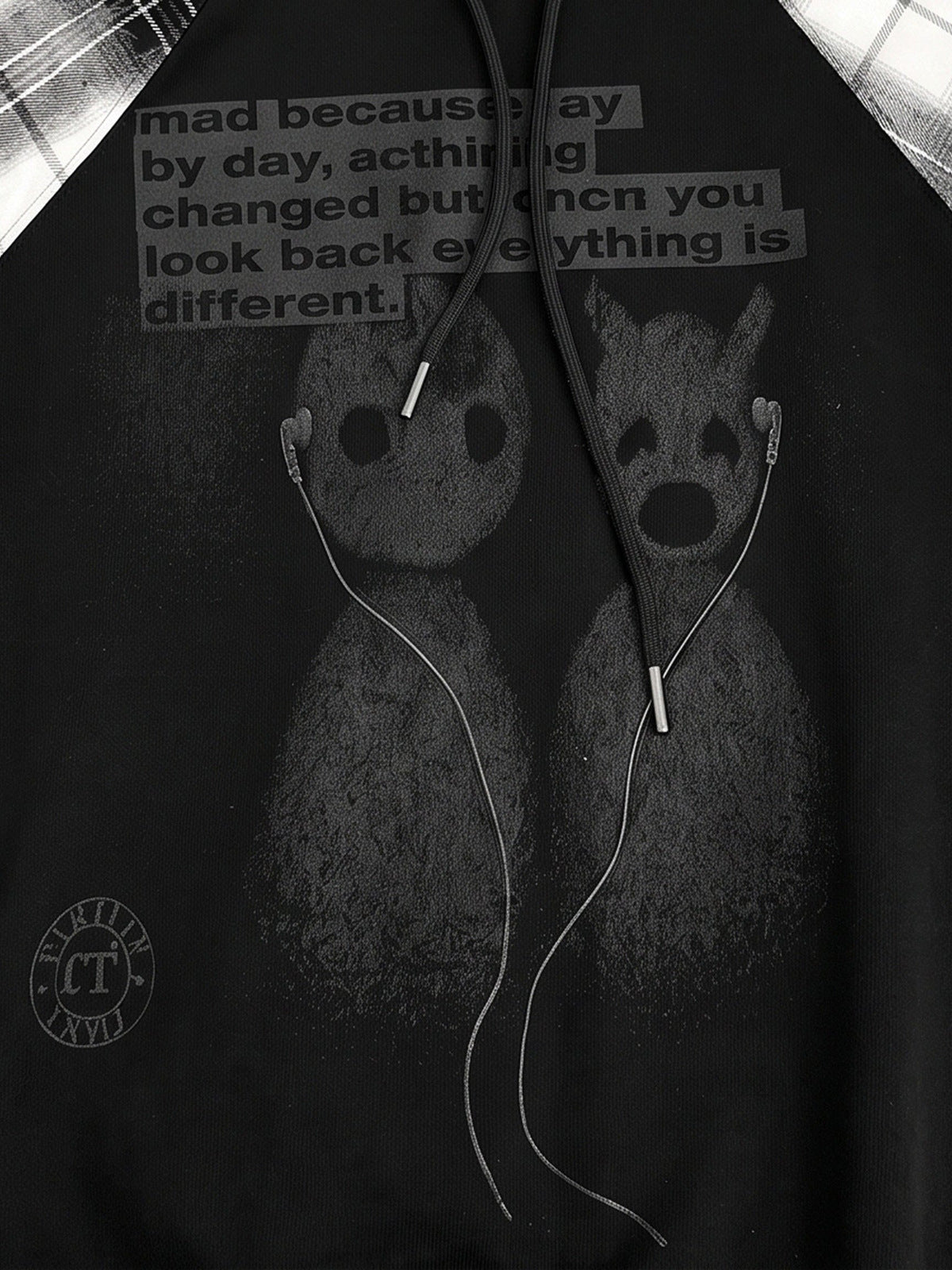 Hoodie mit Karo-Ärmeln – Nahaufnahme des Prints vorne | XoKool
