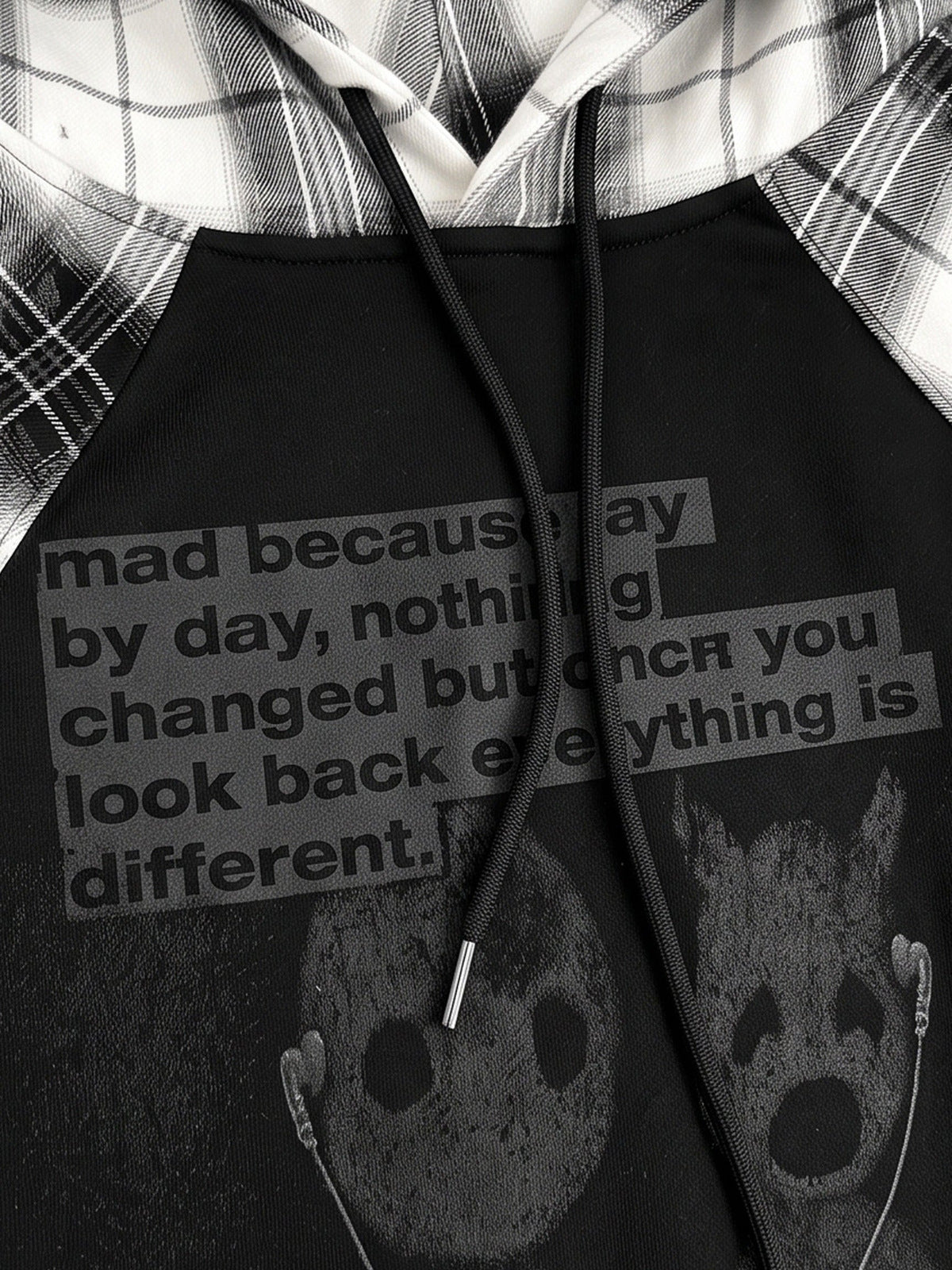 Schwarzer Graphic Hoodie mit Karo-Ärmeln und Karo-Kapuze – Nahaufnahme des Text-Prints vorne | XoKool
