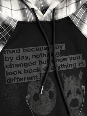 Schwarzer Graphic Hoodie mit Karo-Ärmeln und Karo-Kapuze – Nahaufnahme des Text-Prints vorne | XoKool