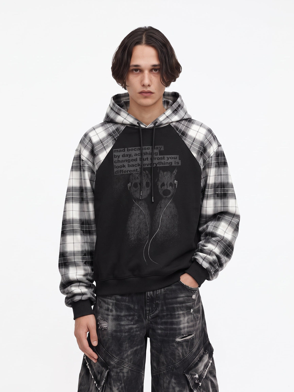 Schwarzer Graphic Hoodie mit Karo-Ärmeln und Karo-Kapuze – am Model, Vorderseite | XoKool