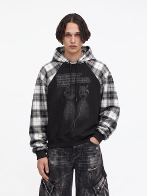 Schwarzer Graphic Hoodie mit Karo-Ärmeln und Karo-Kapuze – am Model, Vorderseite | XoKool