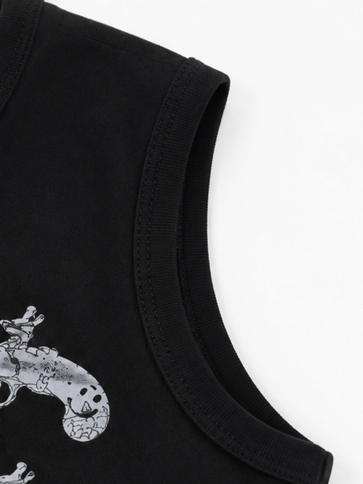 Graphic Tank Top – armhole close-up | XoKool
