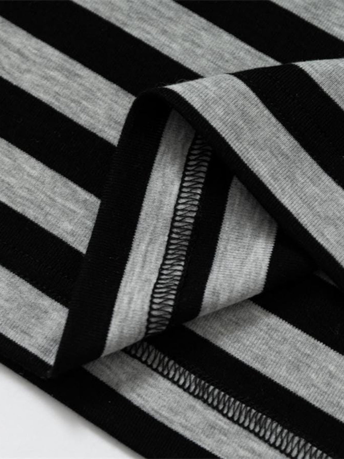 Gestreiftes Grunge Poloshirt – Saumnaht Nahaufnahme | XoKool