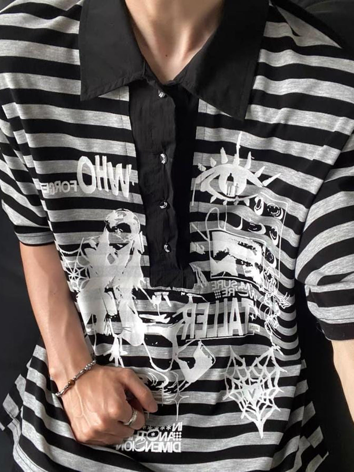 Gestreiftes Poloshirt in Schwarz-Grau mit Grunge-Print – am Model, vorne, Nahaufnahme | XoKool