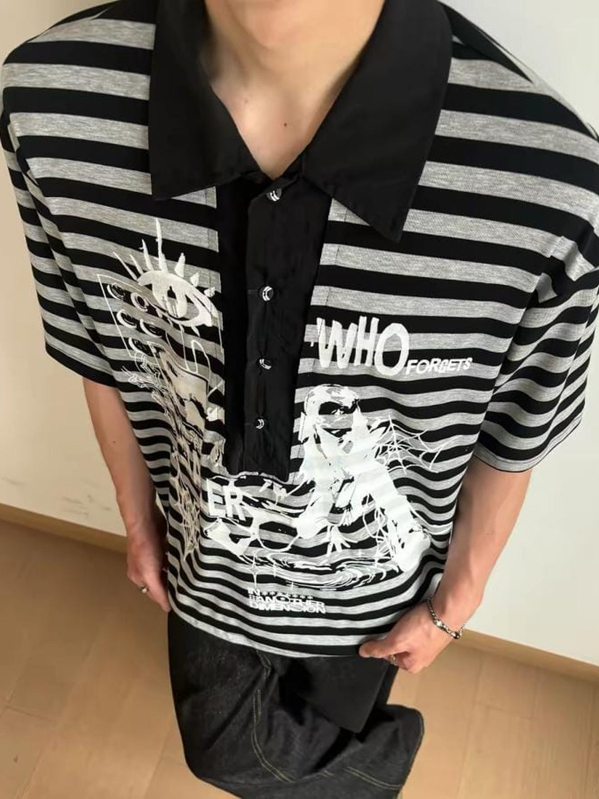 Gestreiftes Poloshirt in Schwarz-Grau mit Grunge-Print – am Model, vorne | XoKool