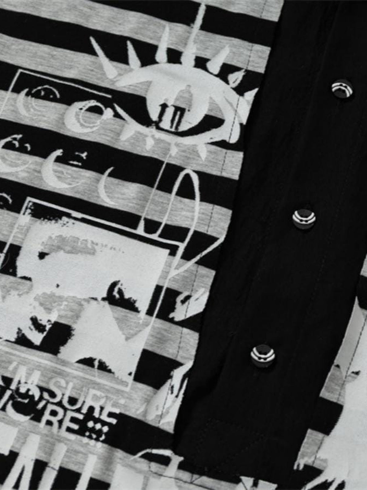 Gestreiftes Grunge Poloshirt – Knopfleiste und Druckknöpfe Nahaufnahme | XoKool