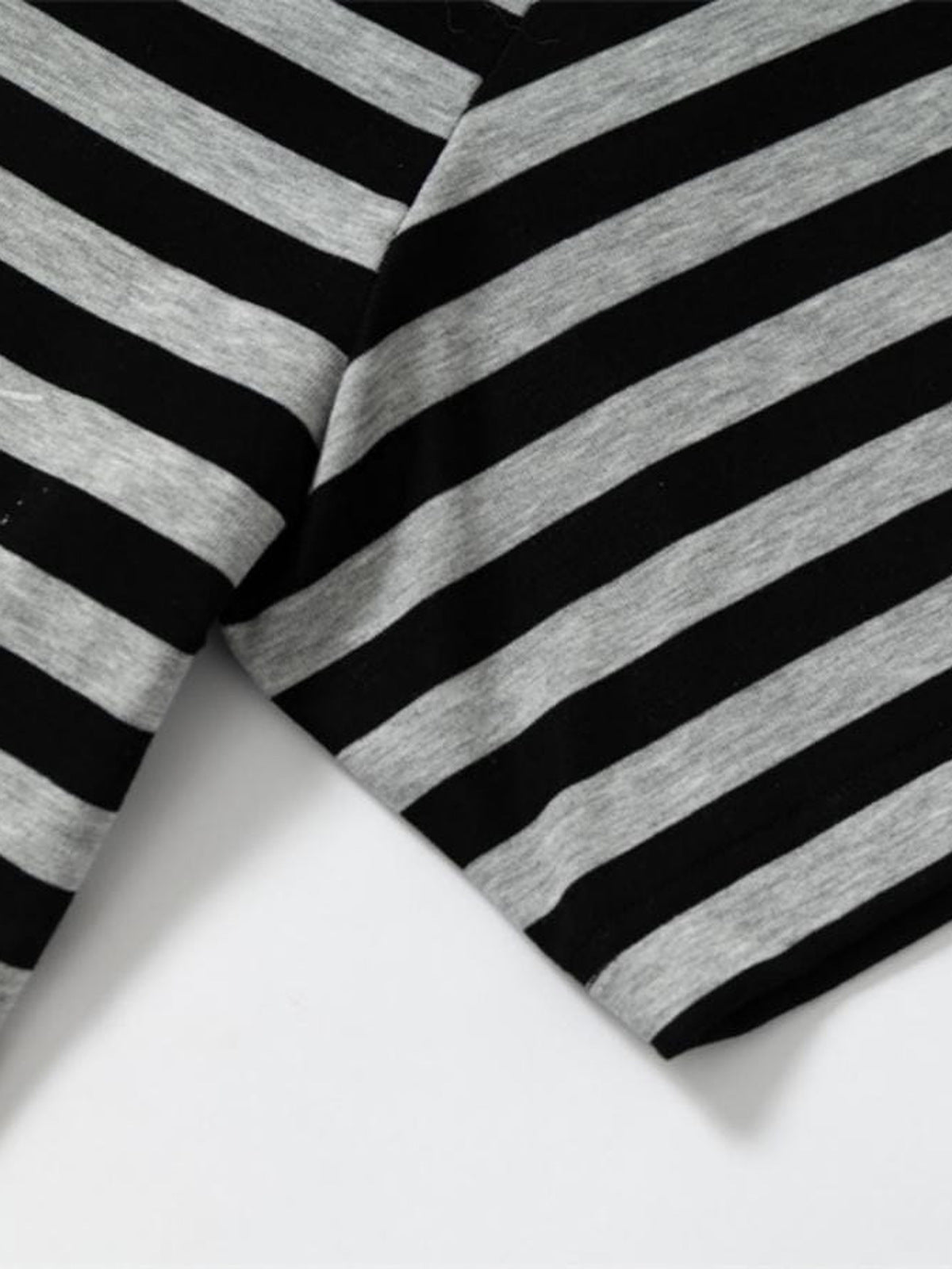 Gestreiftes Grunge Poloshirt – Ärmel Nahaufnahme | XoKool