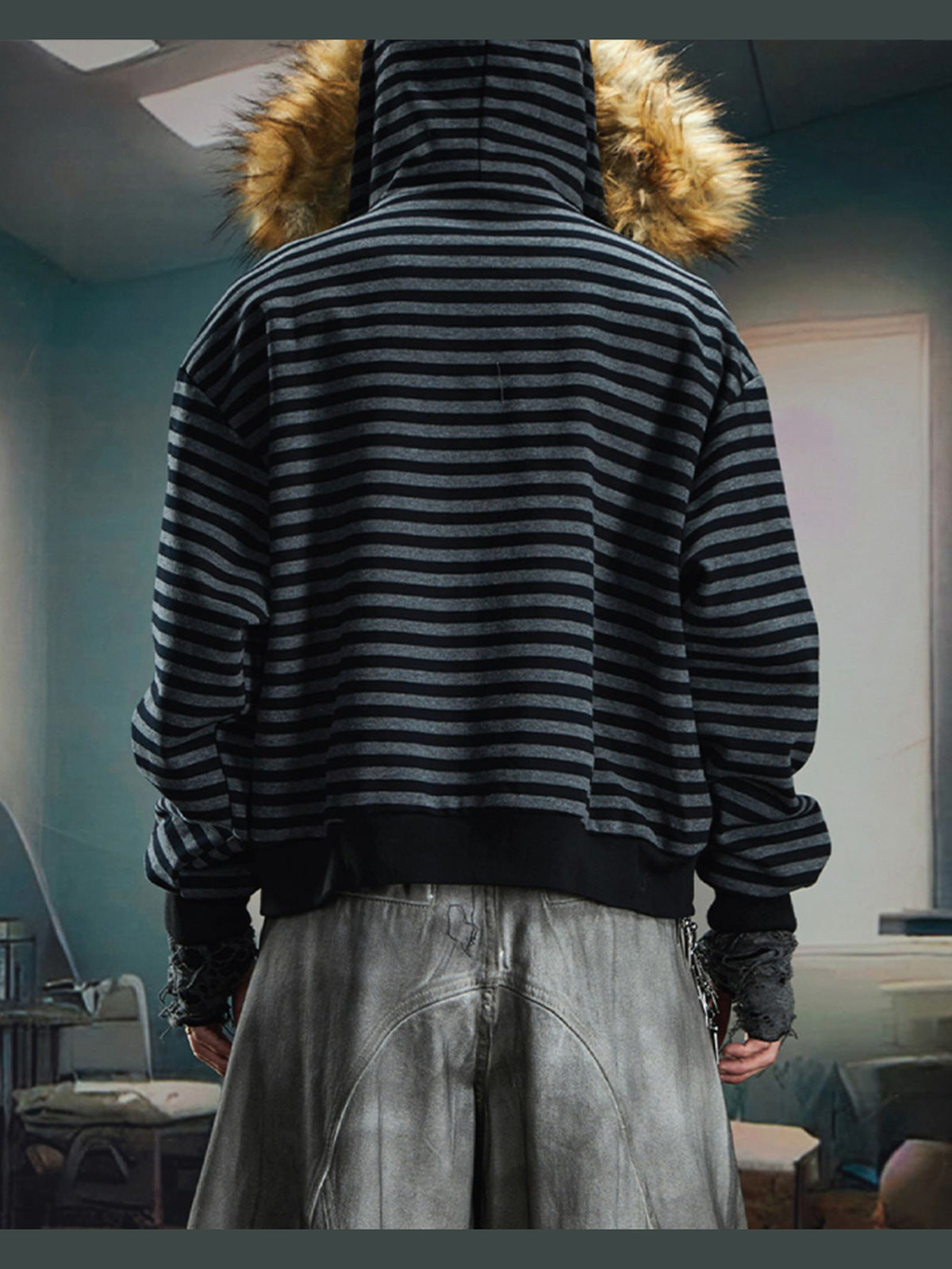 Gestreifter Hoodie mit Fellkapuze – am Model, Rückseite | XoKool