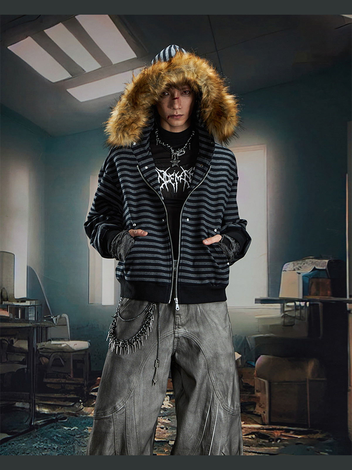Gestreifter Hoodie mit Fellkapuze – am Model, Vorderseite, Kapuze oben | XoKool