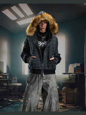 Gestreifter Hoodie mit Fellkapuze – am Model, Vorderseite, Kapuze oben | XoKool