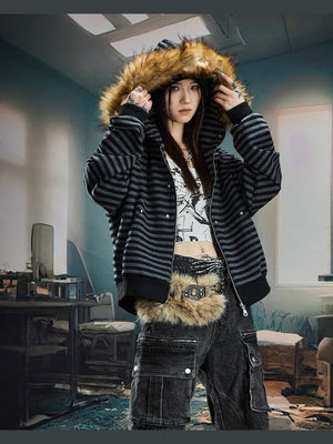 Gestreifter Hoodie mit Fellkapuze – am Model, Frau, Kapuze oben | XoKool