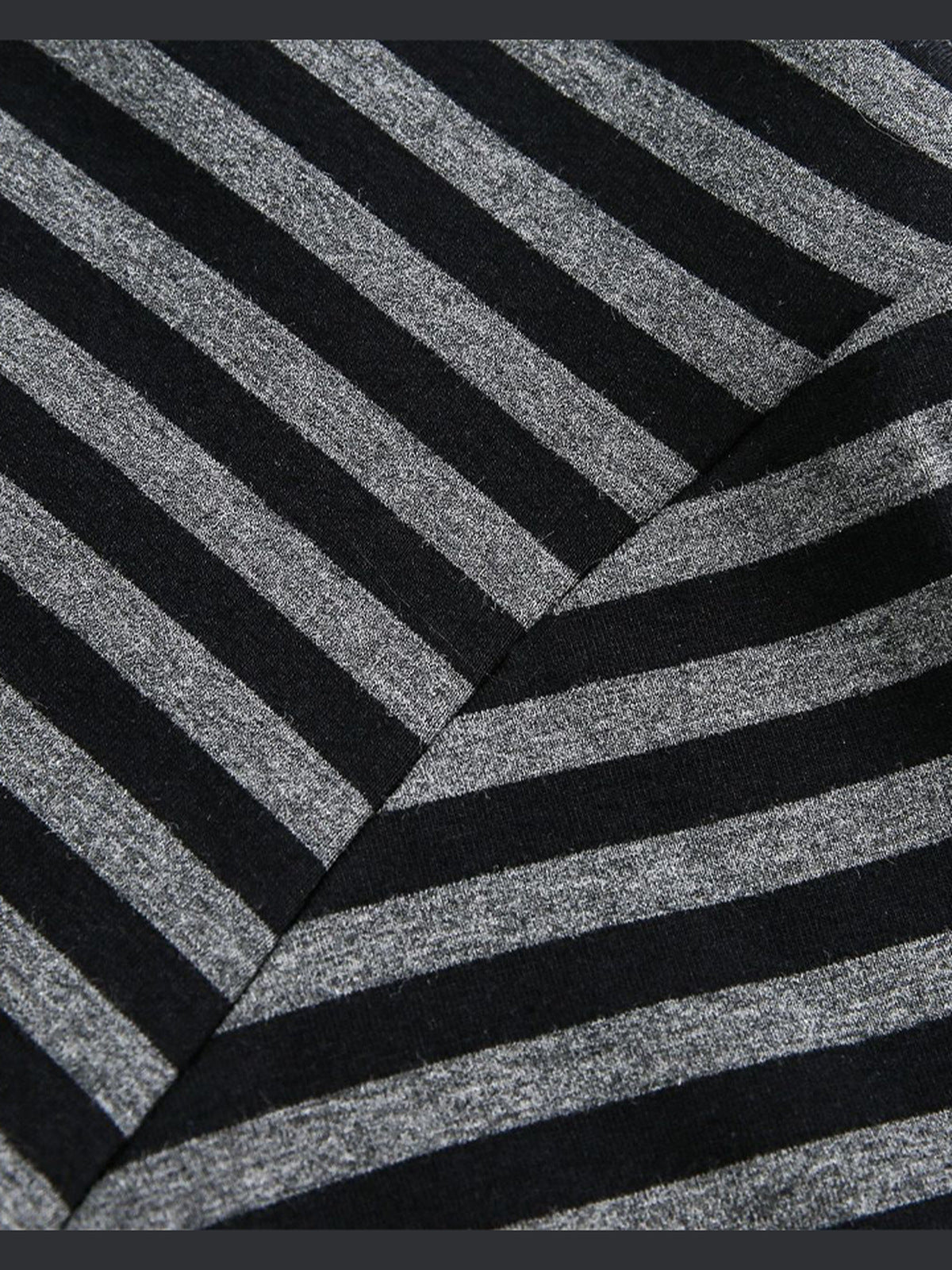 Gestreifter Hoodie mit Fellkapuze – Nahaufnahme Streifen und Kapuzennaht | XoKool