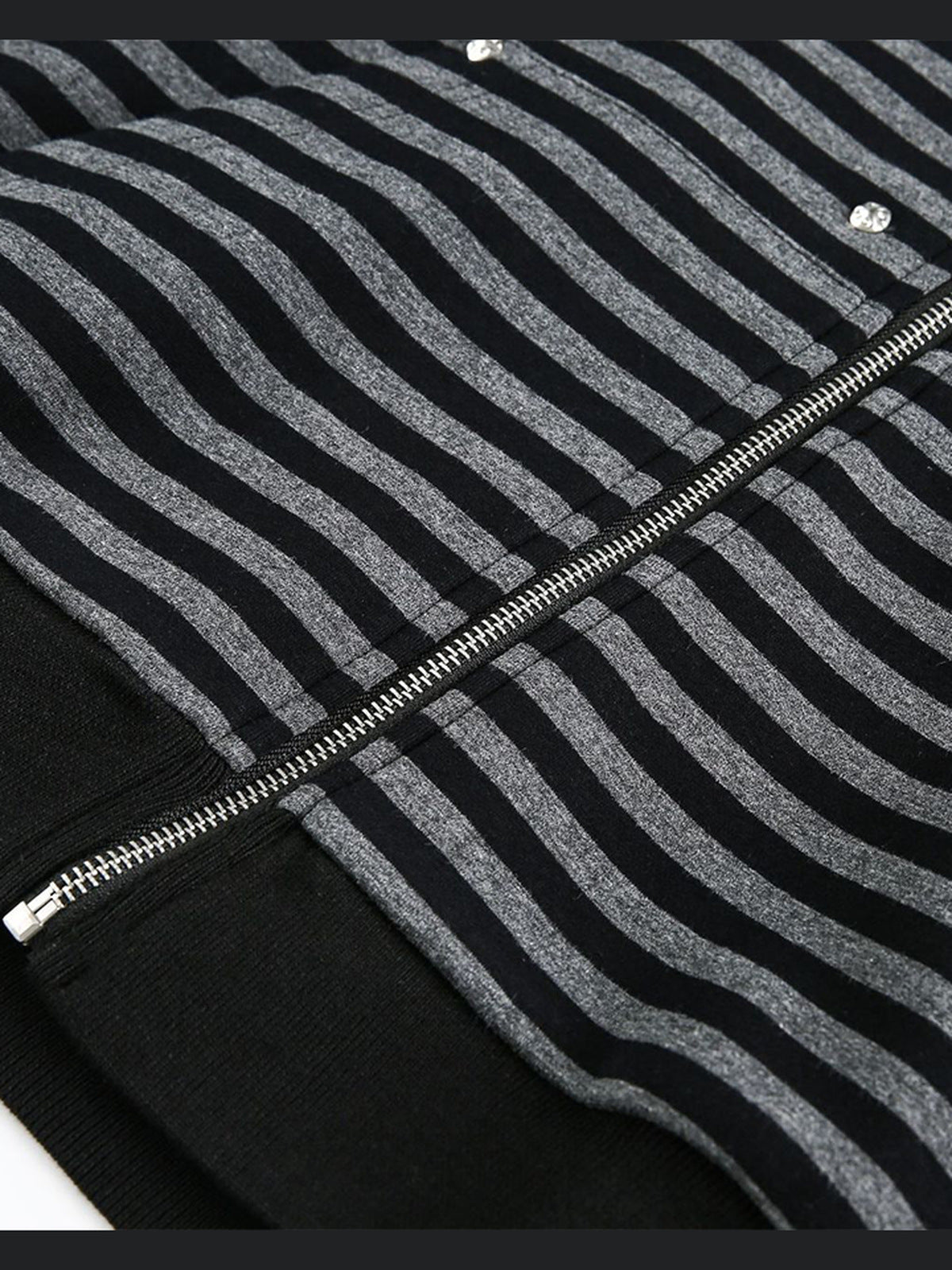 Gestreifter Hoodie mit Fellkapuze – Nahaufnahme Reißverschluss und Saum | XoKool
