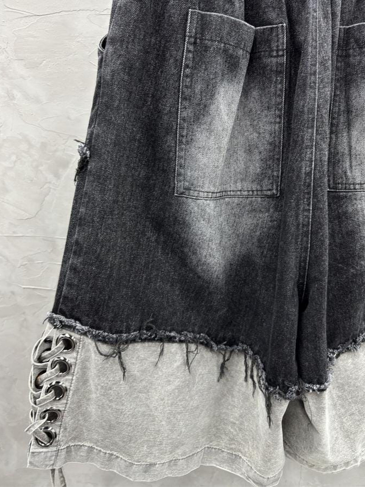 Zweifarbige lange Jorts – Nahaufnahme von Gesäßtasche und Saum | XoKool
