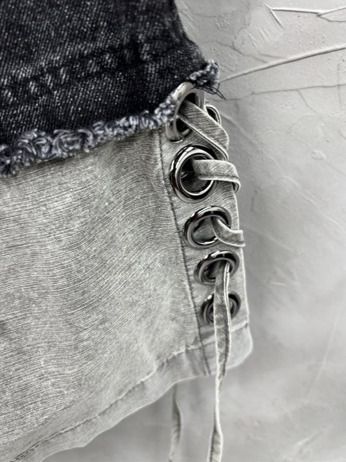 Zweifarbige lange Jorts – Nahaufnahme der Schnürung mit Öse | XoKool