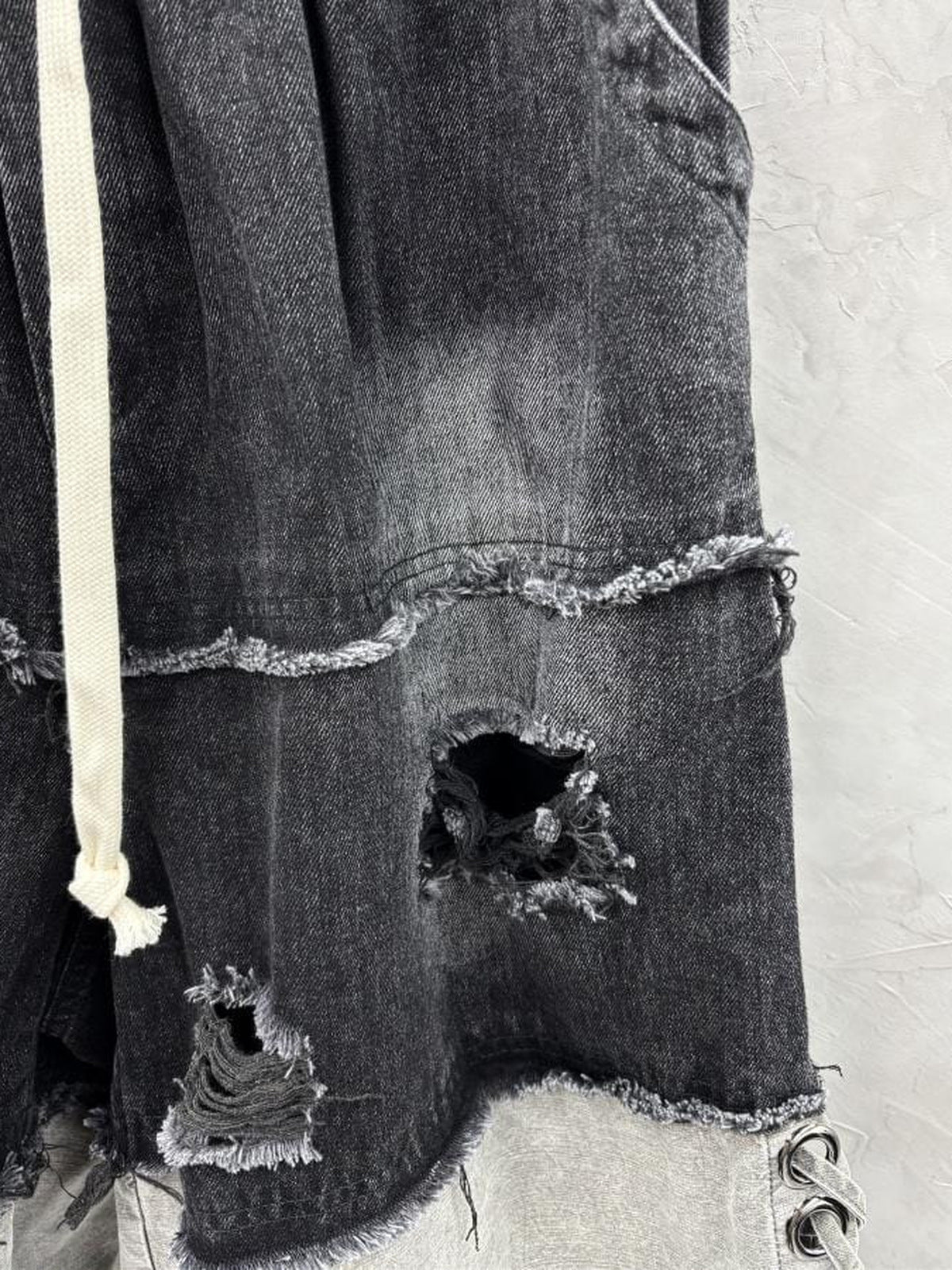 Zweifarbige lange Jorts – Nahaufnahme von Riss und Kordel | XoKool