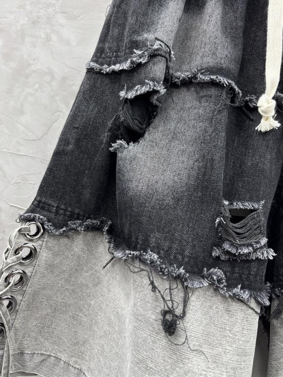 Zweifarbige lange Jorts – Nahaufnahme von Riss und Öse | XoKool