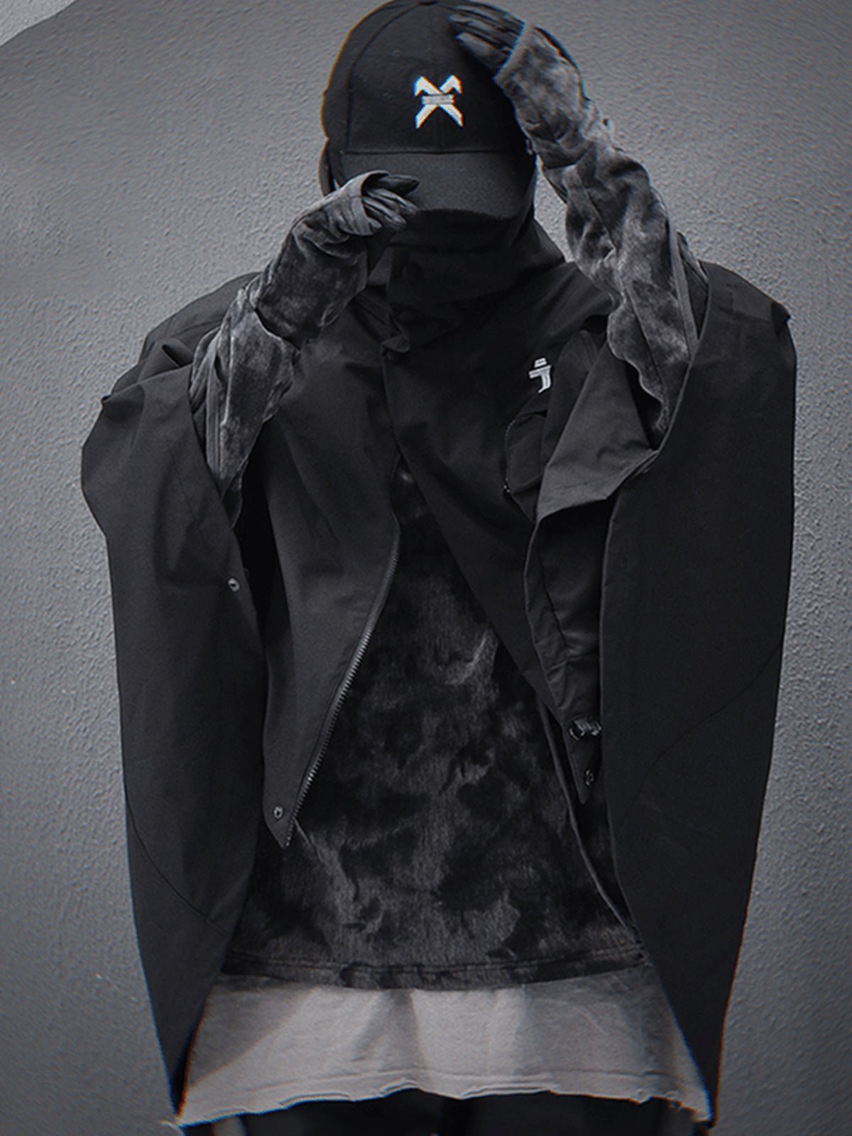 Schwarzer Techwear Poncho mit Kapuze und Cargotasche – am Model, von vorn | XoKool