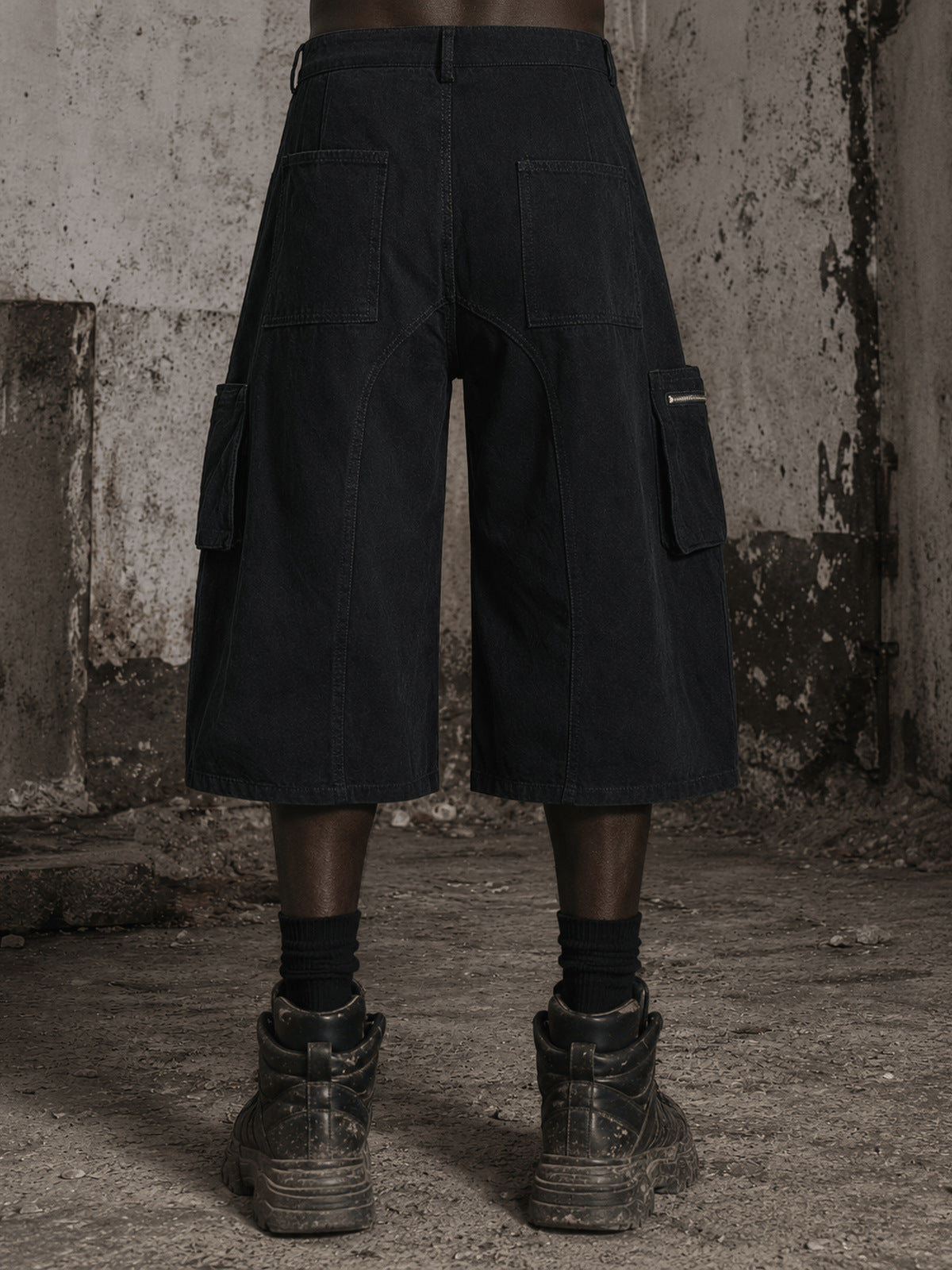 Cargo-Shorts zum Schnüren – Schwarz, am Model von hinten | XoKool