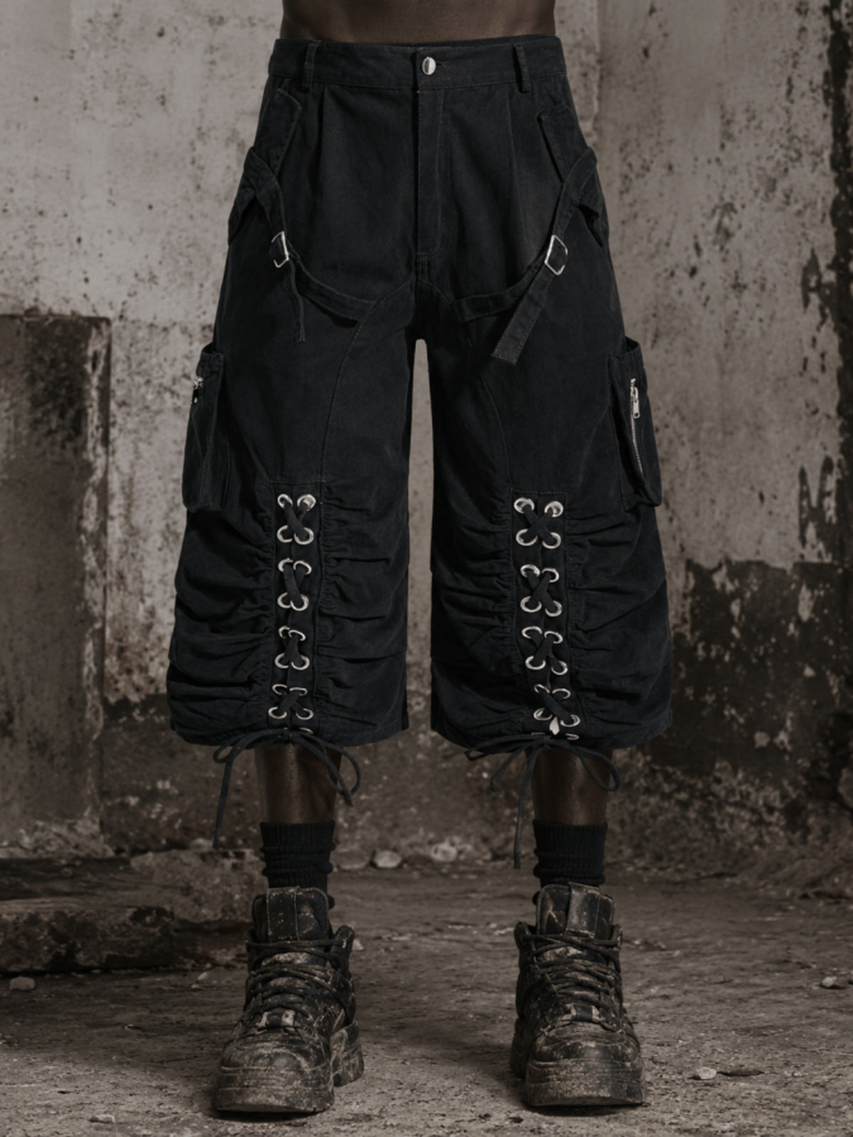 Cargo-Shorts zum Schnüren – Schwarz, am Model von vorn | XoKool