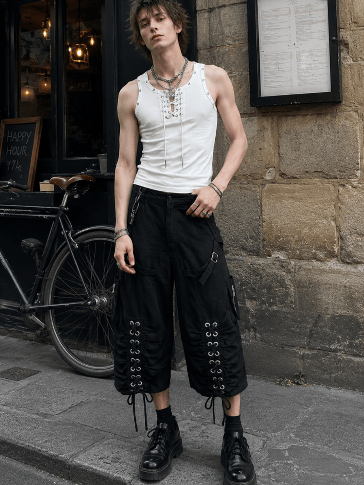 Schwarze Cargo-Capri-Shorts zum Schnüren mit Ösen – Schwarz, Streetfoto von vorn | XoKool