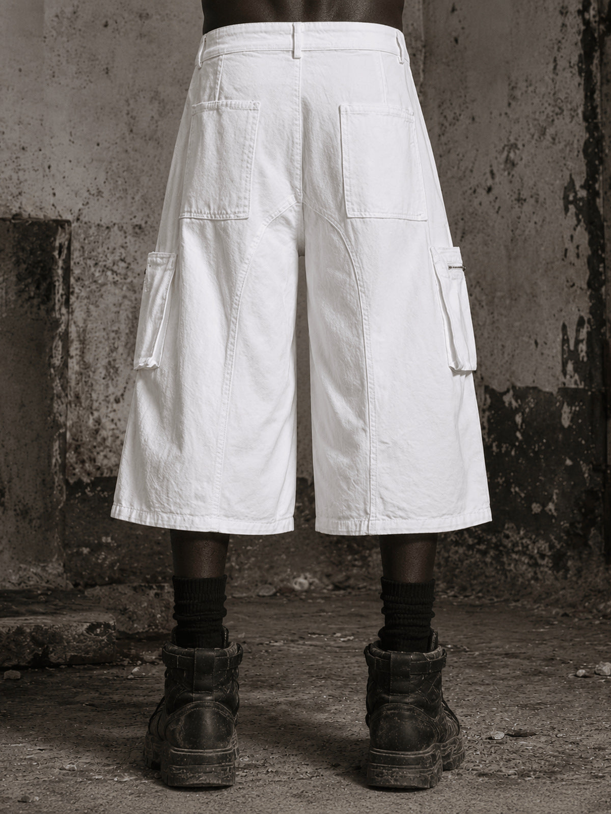 Cargo-Shorts zum Schnüren – weiße Version, am Model von hinten | XoKool