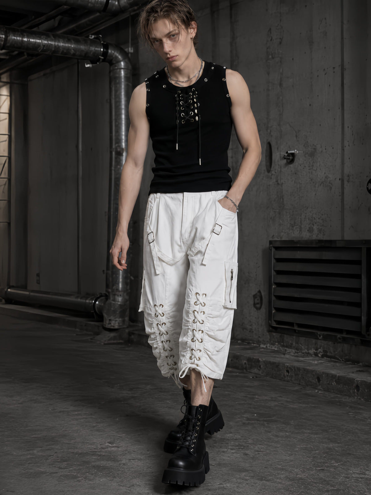 Schwarze Cargo-Capri-Shorts zum Schnüren mit Ösen – weiße Version, am Model von vorn | XoKool
