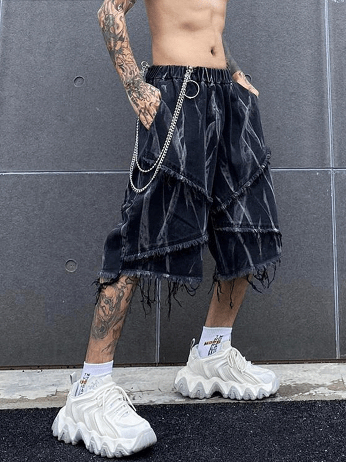 Schwarze Layered Jeansshorts mit abstraktem Streifen-Print – am Model, Vorderansicht mit Kette | XoKool