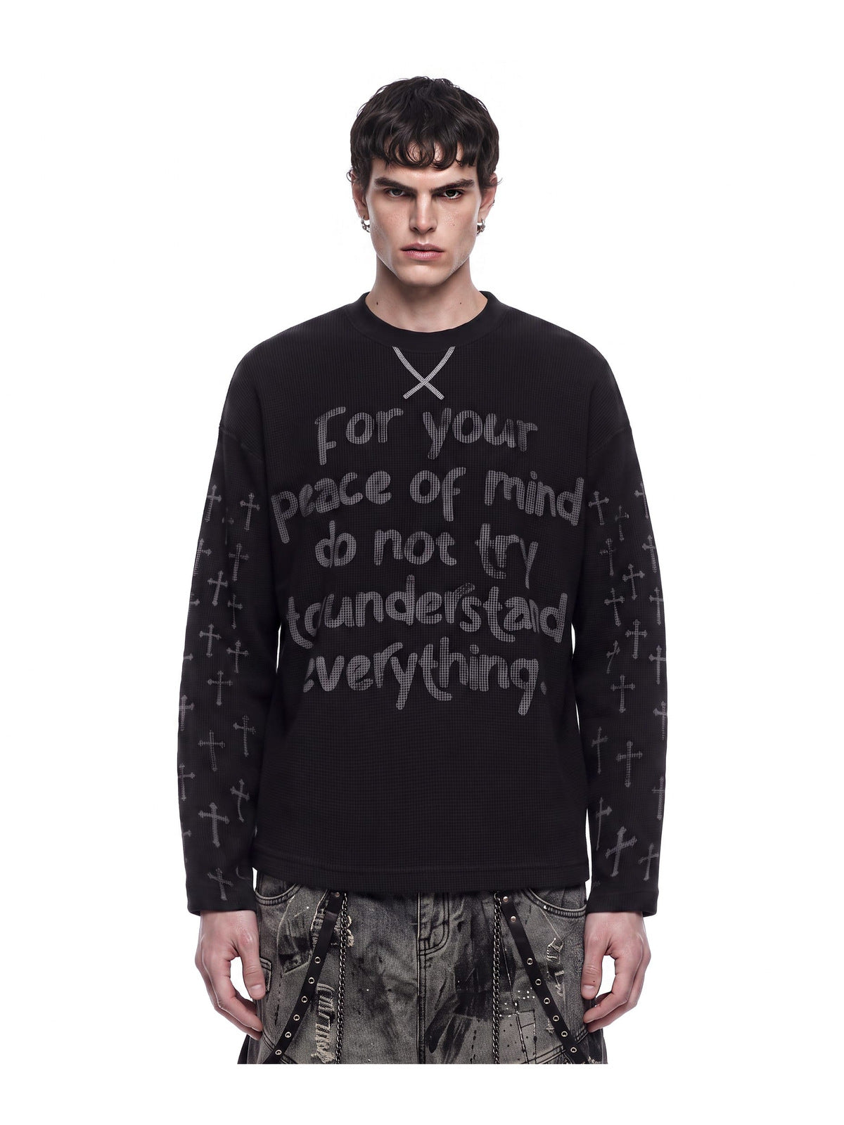 Schwarzes Longsleeve mit Spruch-Print und Kreuzen auf den Ärmeln – am Model, Vorderansicht | XoKool
