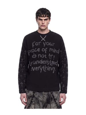 Schwarzes Longsleeve mit Spruch-Print und Kreuzen auf den Ärmeln – am Model, Vorderansicht | XoKool