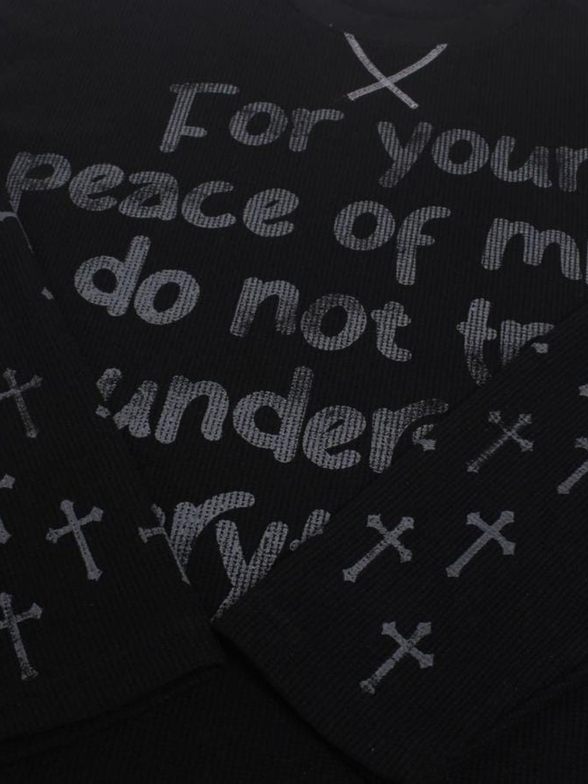Longsleeve mit Spruch – Schriftzug und Kreuze Nahaufnahme | XoKool