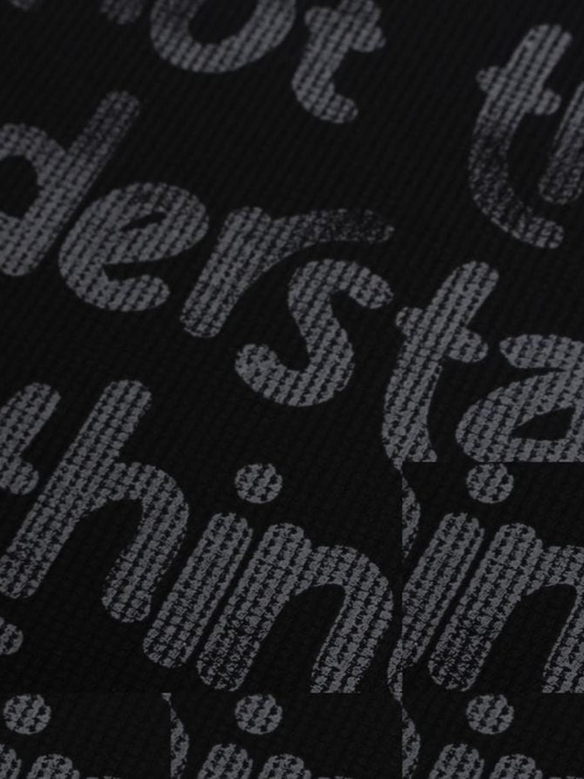 Schwarzes Longsleeve mit Spruch und Kreuz-Ärmeln – Schriftzug Nahaufnahme | XoKool