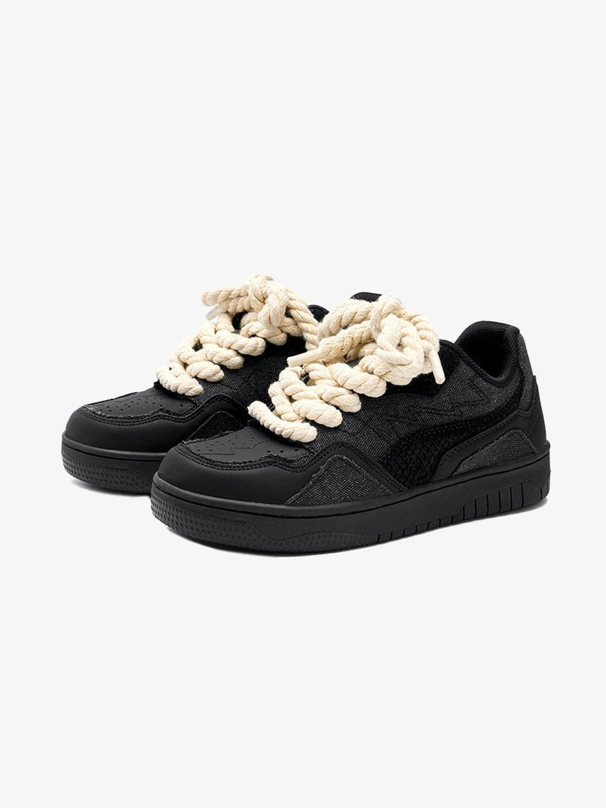 Schwarze Low Top Sneaker mit dicken Seilschnürsenkeln – Schwarz, Paar 3/4 von vorn | XoKool