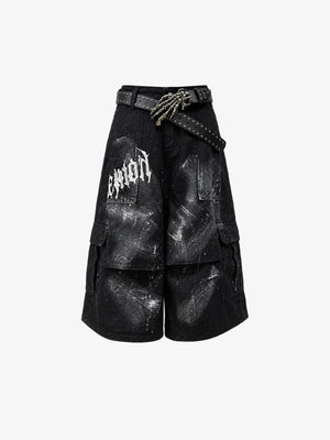 Jorts largos negros con salpicaduras de pintura y estampado gótico – negro, frente con cinturón de tachuelas | XoKool