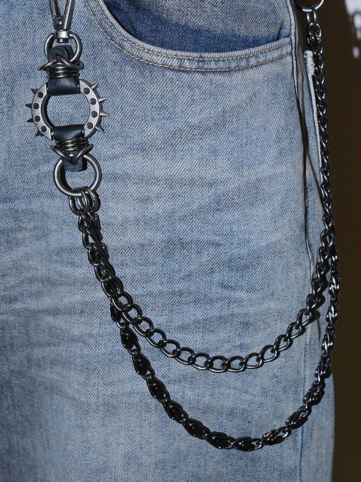 Schwarze Hosenkette mit verschiedenen Anhängern – Nahaufnahme, Kette mit Spike-Zahnrad-Ringen | XoKool