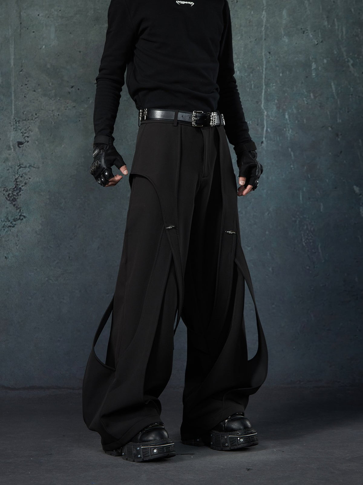 Pantalones de pierna ancha plisados negros con aberturas – en modelo, vista frontal en ángulo | XoKool