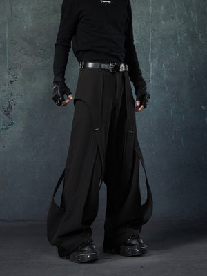 Pantalones de pierna ancha plisados negros con aberturas – en modelo, vista frontal en ángulo | XoKool