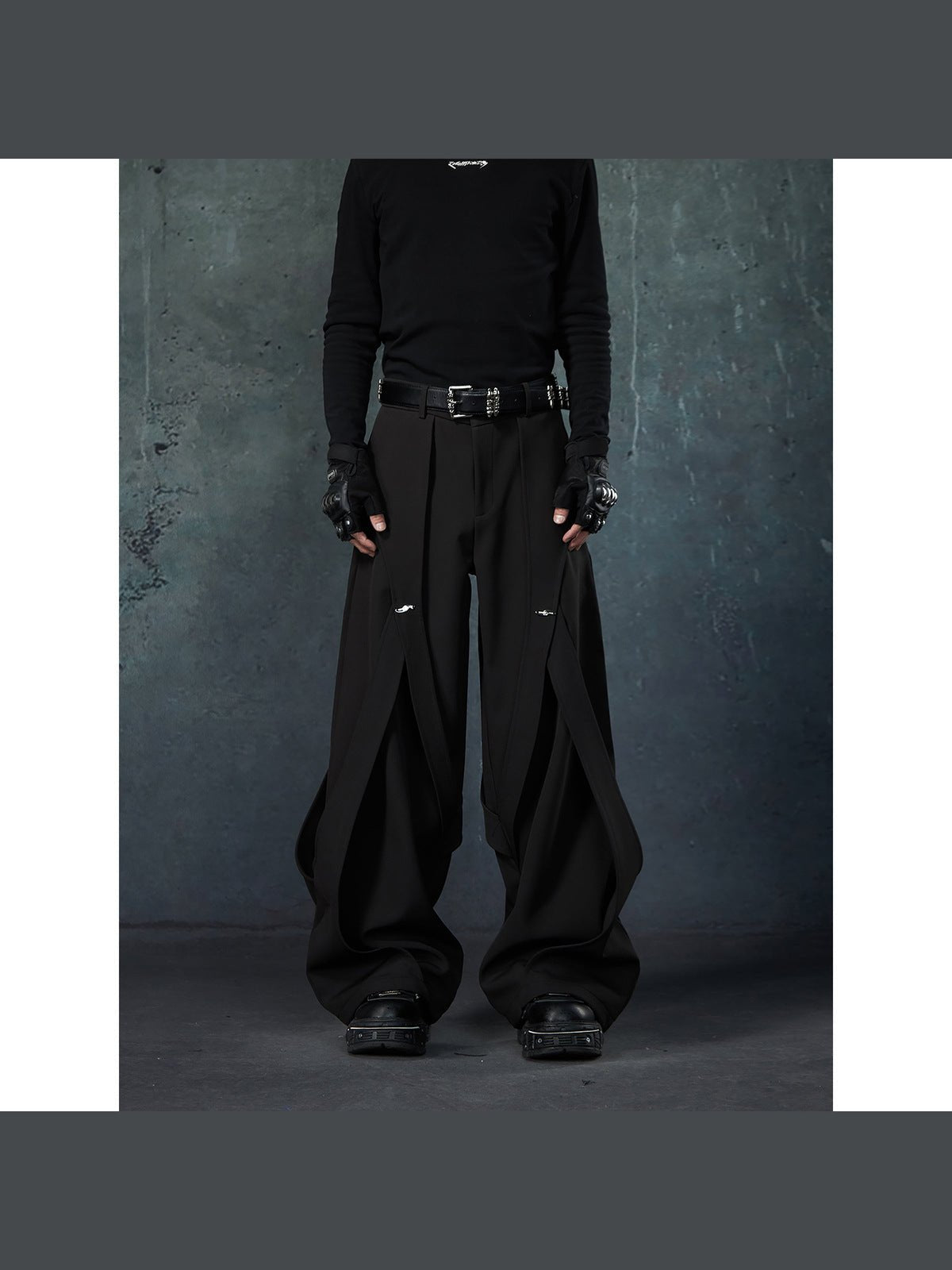 Schwarze plissierte Wide Leg Hose mit Cut-Outs – am Model, Vorderseite | XoKool