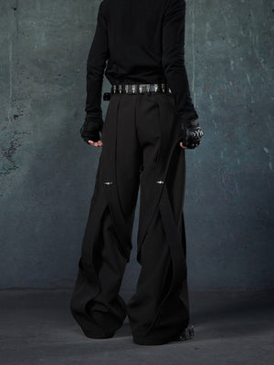 Pantalones de pierna ancha plisados negros con aberturas – en modelo, lateral | XoKool