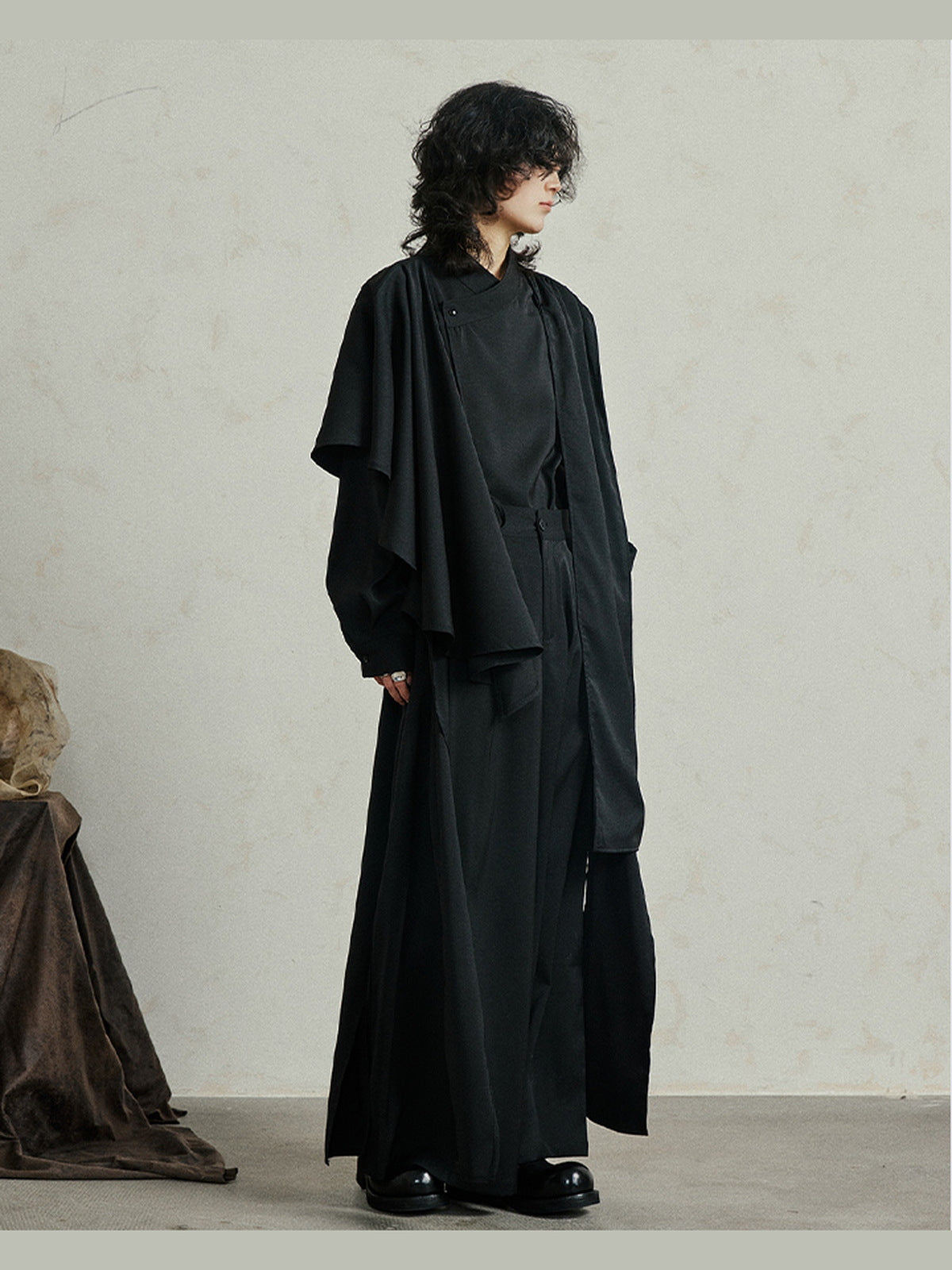 Pantalones hakama negros plisados de pierna ancha – en modelo, look completo, ángulo frontal | XoKool