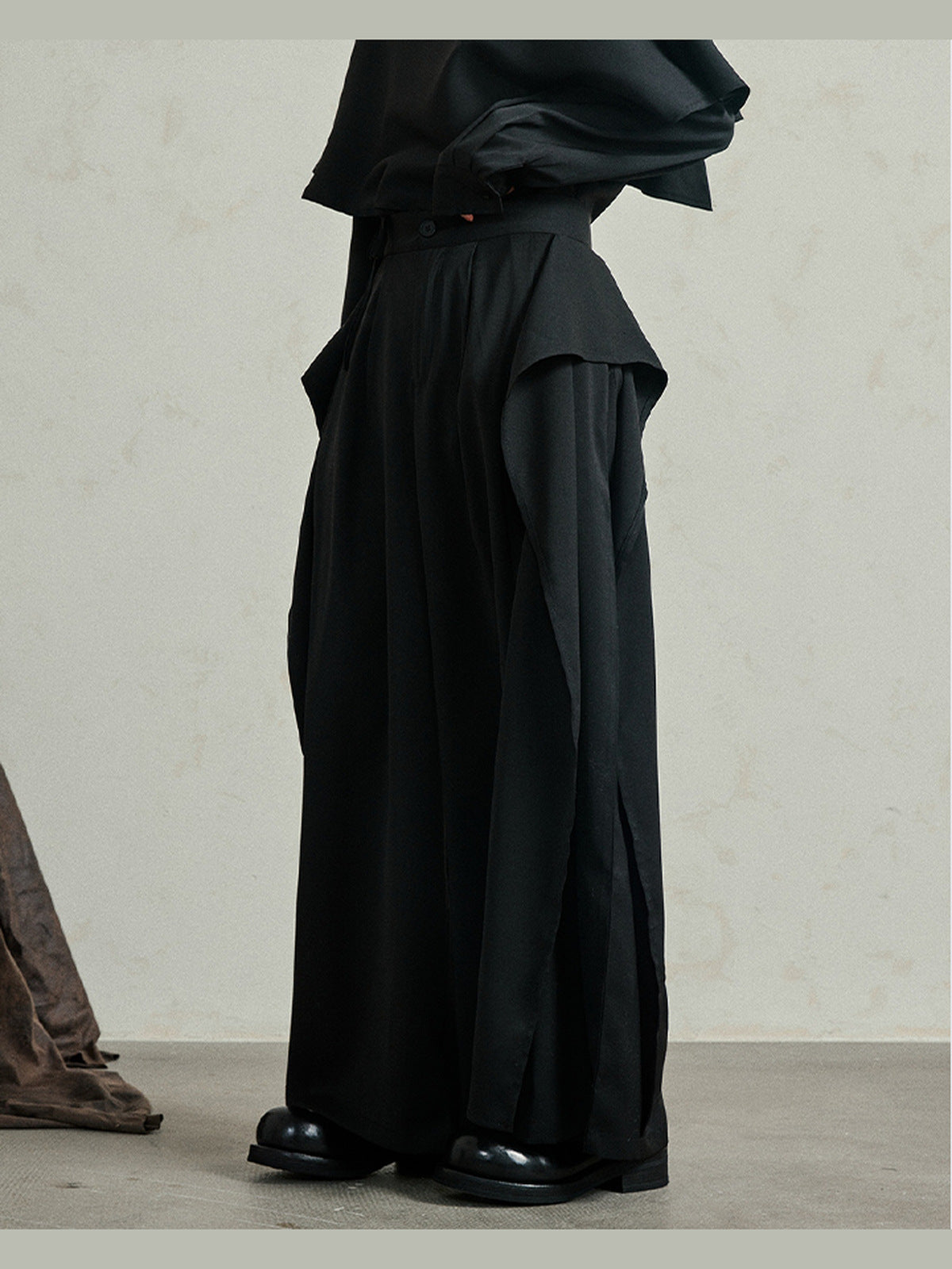 Hakama Hose – am Model, seitlich | XoKool